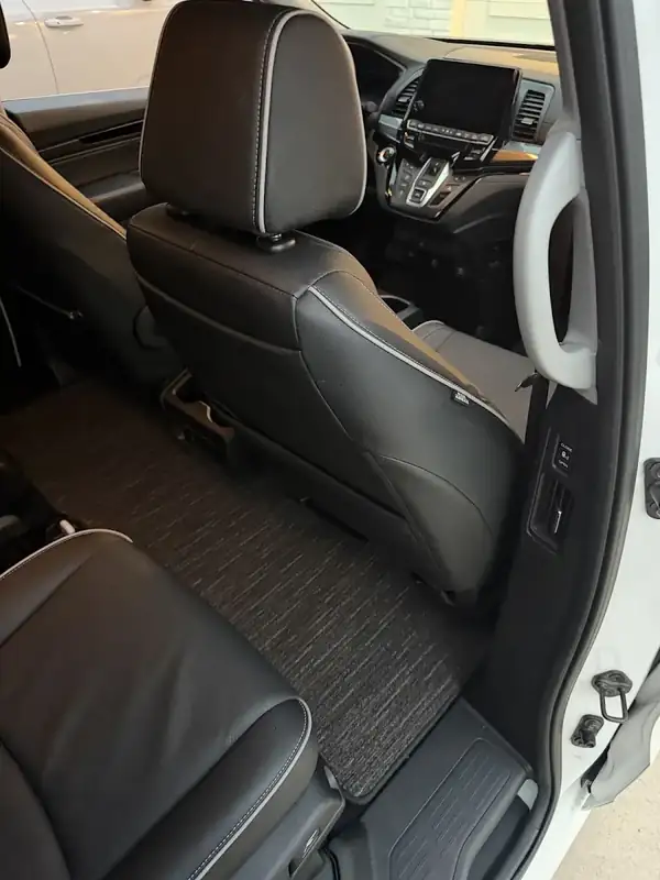 Honda minivan second row captain's chair and carpet after detailing